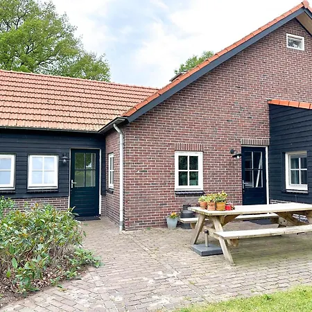 Op De Beemd 度假居 *